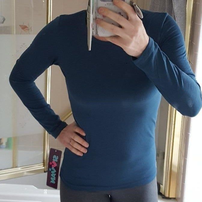 A reviewer rocking the blue tee.