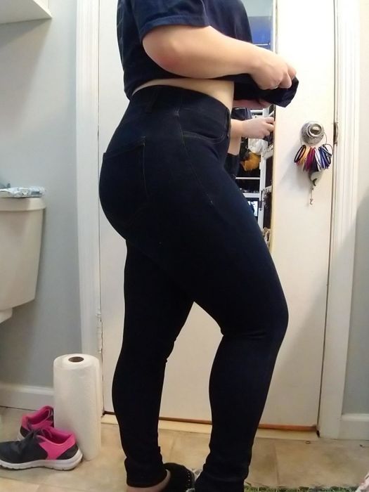 Reviewer showcasing Amazon Essentials skinny jeggings in a dark wash hue