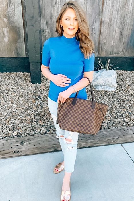 Another reviewer is seen in the same shirt, this time in a blue color.