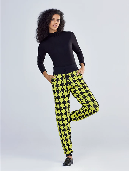 Model wearing houndstooth joggers by New York and Company