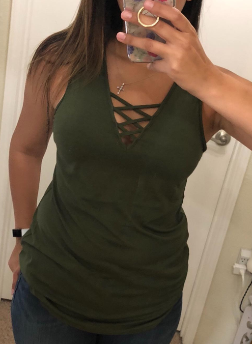 Image of a reviewer wearing a green top