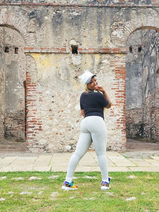 reviewer sporting the leggings in grey