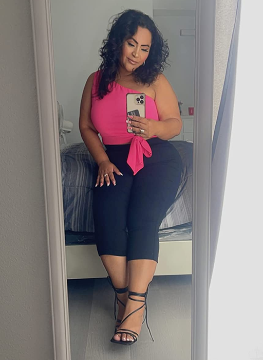 another reviewer wearing the pink version