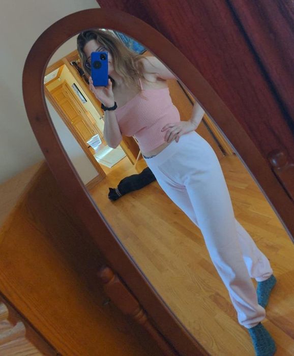 Amazon reviewer wearing white Hanes sweatpants