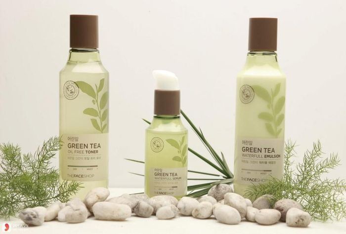 A reviewer's hair transformation before and after using the hair wax stick