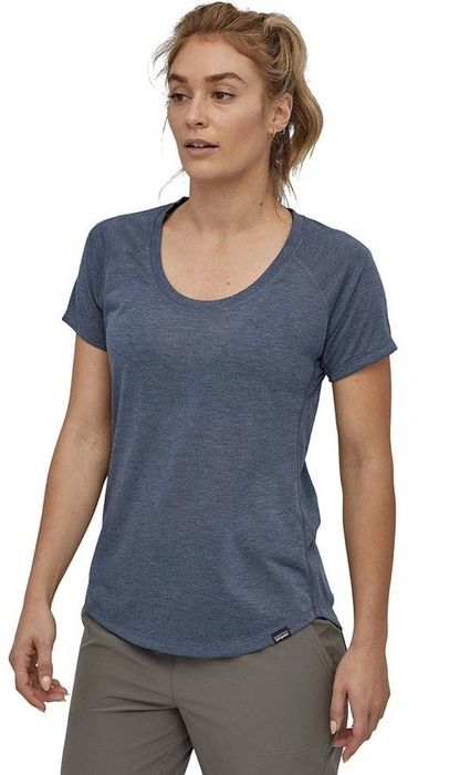 Model wears a navy blue lightweight tee paired with charcoal active pants
