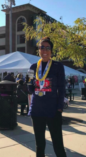 Reviewer models a navy blue fleece thermal during a 10K race