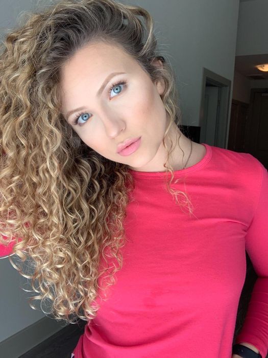 reviewer’s long, frizz-free curls with enhanced definition thanks to the product