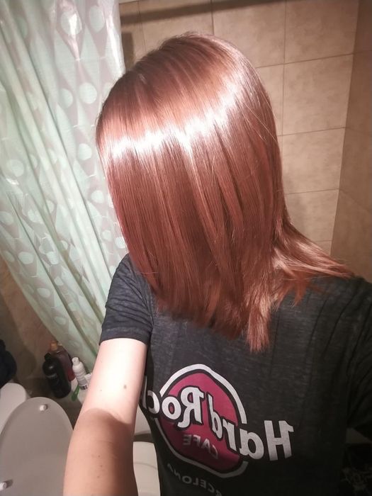 A reviewer's hair after applying the hair serum