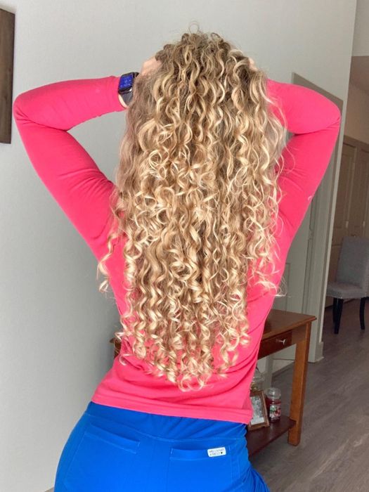 same reviewer’s curls showcased from a back view