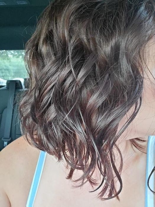A reviewer displaying her soft, loose waves from a side view