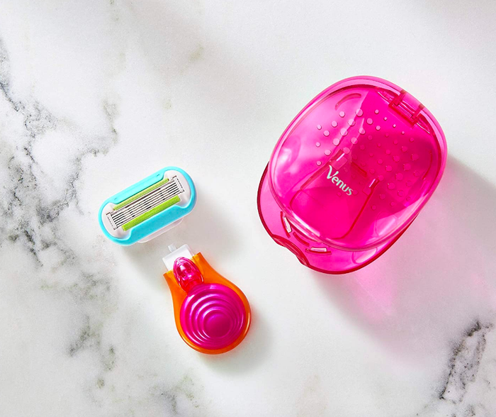Mini razor featuring extra moisture wraps around the blades, complete with a convenient carrying case.
