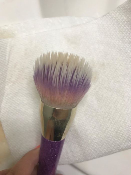 Photo of a dirty makeup brush before cleaning