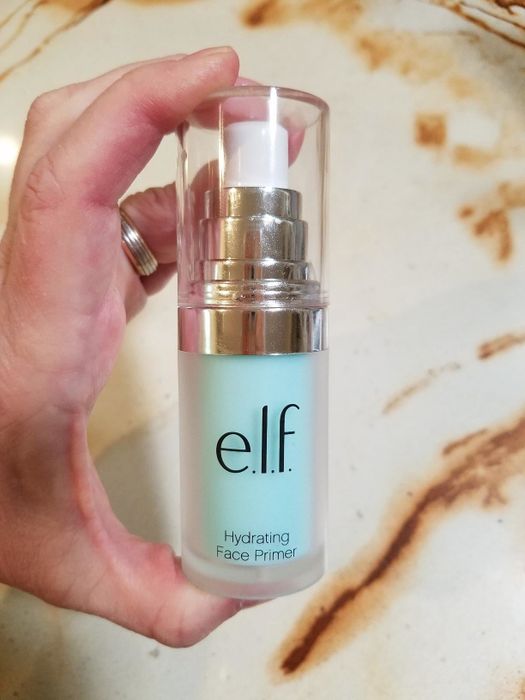 Reviewer holding the primer in hand