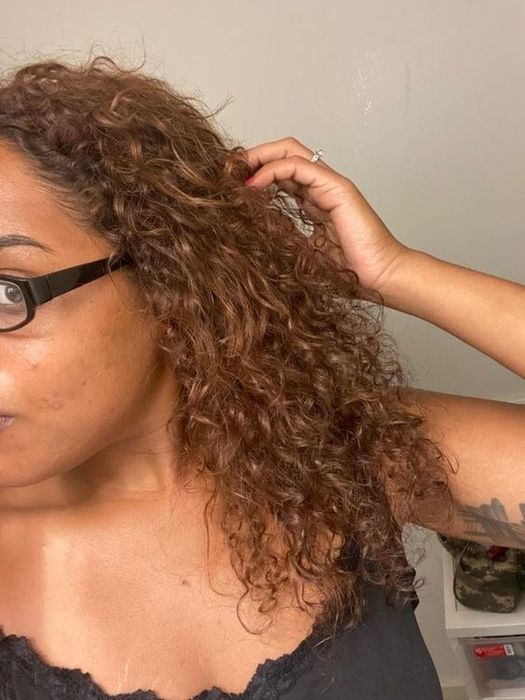 A reviewer displaying the side view of her beautifully defined curls