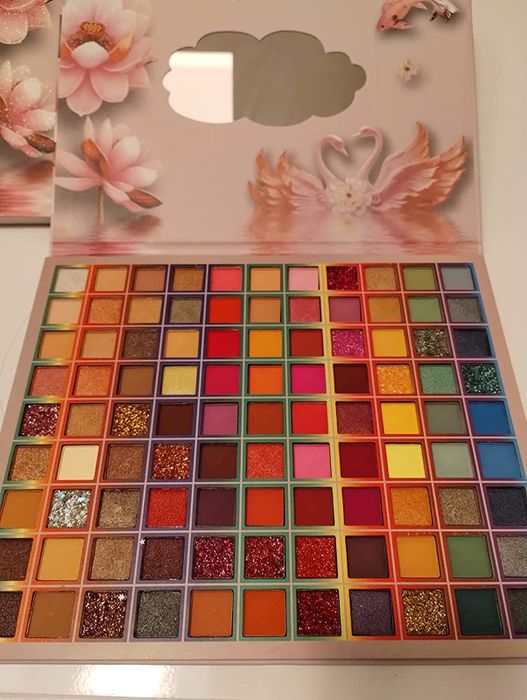 A review photo of the eyeshadow palette