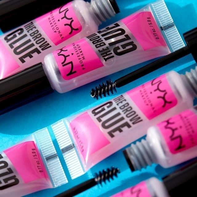 The clear brow glue in action