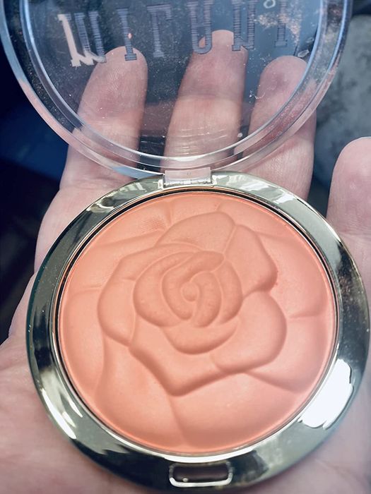 Reviewer holding the coral blush