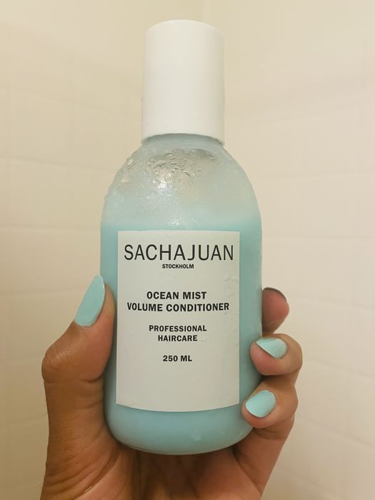 Jasmin holds the light blue conditioner.