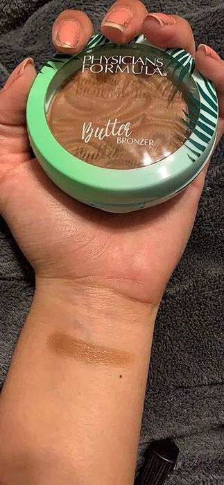 The reviewer is showing a swatch of the endless summer bronzer