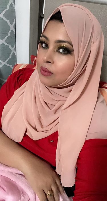 Reviewer wearing the creamy beige concealer on the skin