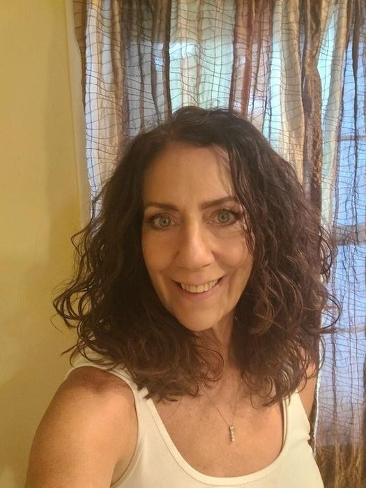 A reviewer displaying her looser waves after applying the activator