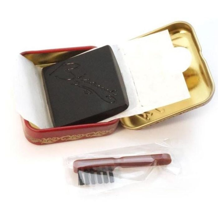 The packaging design of the product.