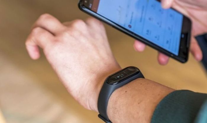 Ứng dụng kết nối đồng hồ thông minh, đặc biệt là đồng hồ Xiaomi, đang trở thành một công cụ thiết yếu trong cuộc sống hàng ngày. Đồng hồ thông minh hiện nay rất được yêu thích nhờ vào các tiện ích nổi bật mà nó mang lại. Vì vậy, bài viết này sẽ chia sẻ những phần mềm giúp kết nối đồng hồ thông minh với điện thoại mà bạn không thể bỏ qua. Hãy cùng tham khảo ngay! Ứng dụng kết nối đồng hồ thông minh có những công dụng gì? Trong thời đại ngày nay, để đáp ứng nhu cầu sử dụng đồng hồ thông minh của mọi người, có rất nhiều ứng dụng hỗ trợ kết nối đồng hồ thông minh và mang lại nhiều tính năng vượt trội. Các chức năng nổi bật có thể kể đến bao gồm: Theo dõi sức khỏe người dùng, thông báo lịch trình, quản lý các cuộc hẹn và cuộc họp, cập nhật tin tức nóng hổi, dự báo thời tiết, hiển thị tin nhắn và cuộc gọi đến, thông báo hoạt động trên các mạng xã hội. Các ứng dụng kết nối đồng hồ thông minh sẽ giúp tối ưu hóa chức năng của đồng hồ, làm cho cuộc sống của bạn trở nên dễ dàng và tiện lợi hơn. Tổng hợp các ứng dụng kết nối với đồng hồ thông minh mà bạn nên biết: Có rất nhiều ứng dụng kết nối đồng hồ thông minh đang được nhiều người dùng tin tưởng. Chúng tôi sẽ giới thiệu những ứng dụng kết nối đồng hồ thông minh với các tính năng nổi bật riêng biệt. Hãy theo dõi và chọn ứng dụng phù hợp với nhu cầu của bạn. Sử dụng ứng dụng Wear OS để kết nối đồng hồ thông minh cho cả hệ điều hành iOS và Android: Wear OS (trước đây là Android Wear) là ứng dụng không thể bỏ qua. Ứng dụng này hỗ trợ cả Android và iOS, do đó, bất kỳ ai cũng có thể tải và sử dụng. Cách kết nối đồng hồ thông minh với điện thoại Android bằng Wear OS rất đơn giản, chỉ cần tìm ứng dụng Wear OS By Google tại CH Play, bật Bluetooth, mở đồng hồ thông minh và ghép đôi với điện thoại. Cách kết nối với điện thoại iOS cũng tương tự, chỉ cần tải Wear OS từ Appstore và làm theo hướng dẫn. Nếu bạn sử dụng Apple Watch, có thể kết nối qua camera của iPhone hoặc thực hiện ghép đôi thủ công qua ứng dụng Apple Watch. Đối với người dùng Xiaomi, ứng dụng Xiaomi Wear cũng giúp kết nối đồng hồ thông minh dễ dàng. Ngoài ra, Huawei Health và Garmin Connect là hai ứng dụng kết nối rất được ưa chuộng, giúp tối ưu trải nghiệm sử dụng đồng hồ thông minh. Galaxy Wearable là ứng dụng không thể thiếu cho người dùng đồng hồ Samsung. Những lưu ý khi sử dụng ứng dụng kết nối đồng hồ thông minh bao gồm việc lựa chọn ứng dụng phù hợp với nhu cầu, cài đặt phần mềm từ nguồn đáng tin cậy, thường xuyên cập nhật ứng dụng, và bảo vệ thông tin cá nhân. Tổng kết lại, bạn có thể chọn lựa ứng dụng phù hợp với nhu cầu của mình từ các gợi ý trên. Hãy theo dõi thêm những bài viết hữu ích tiếp theo!