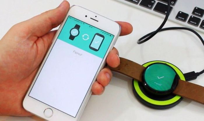 Mở Bluetooth và ứng dụng kết nối đồng hồ thông minh trên điện thoại của bạn.