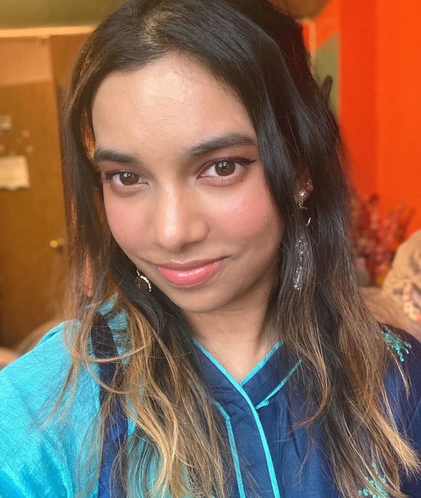 Mytour writer rocking a soft rose pink shade on her lips.