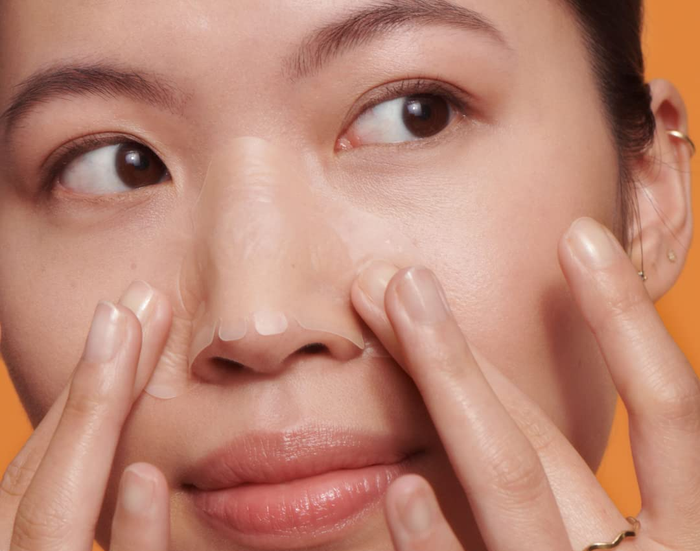 A model is seen wearing the hydrocolloid patch.
