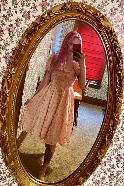 Reviewer in the pink version with small flowers, wearing the sleeves on the shoulder