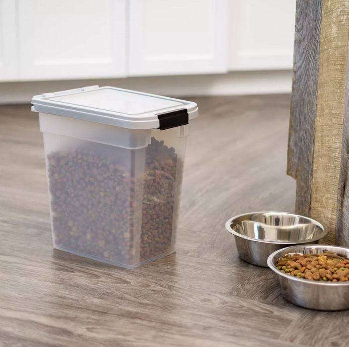 The pet food storage container