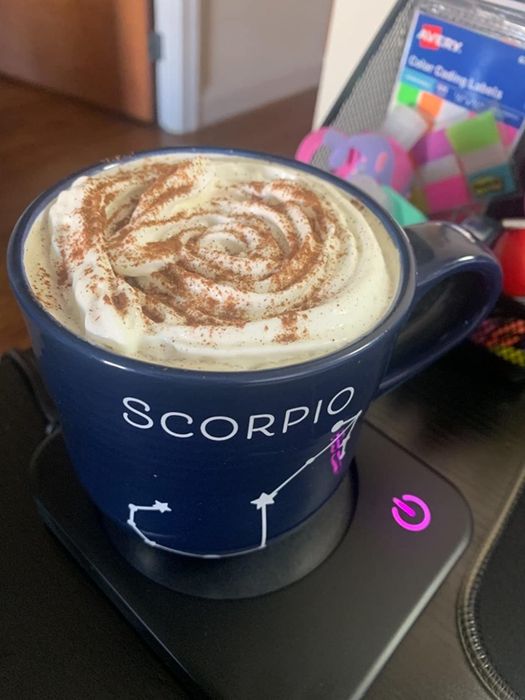 a reviewer’s mug sitting on the mug warmer