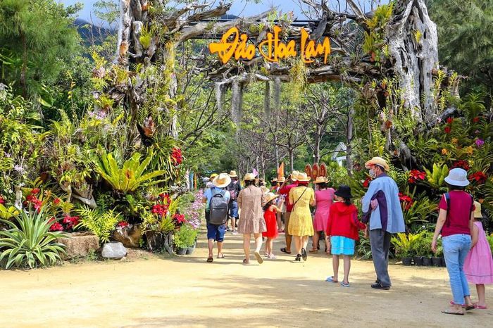 Hoa Lan Island Image 2