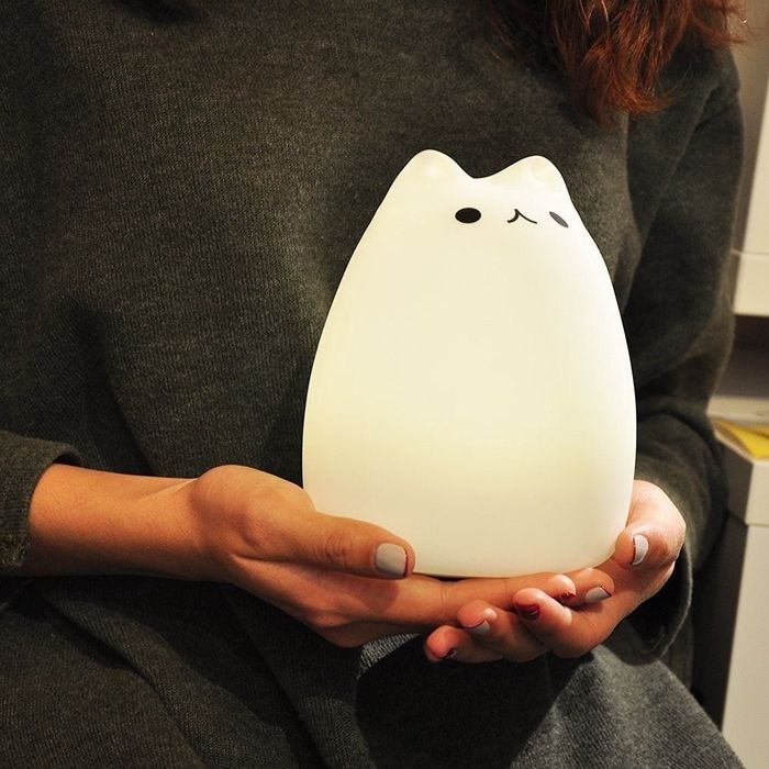 A model showcasing the white, cat-shaped lamp