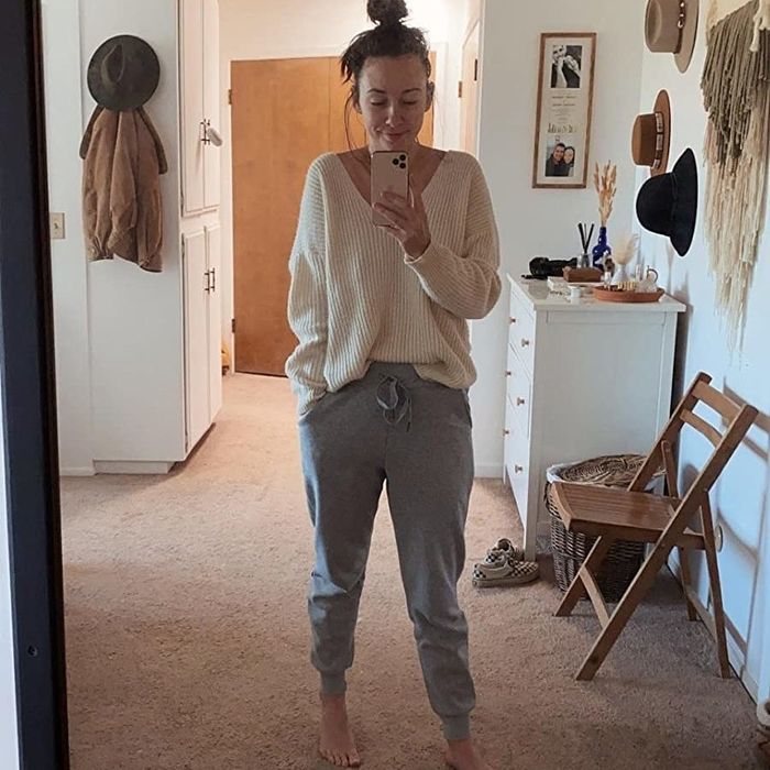 Reviewer wearing the light gray joggers.