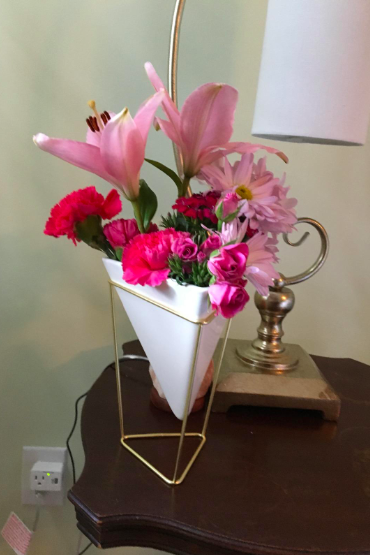 Pink flowers displayed in a reviewer’s large vase.