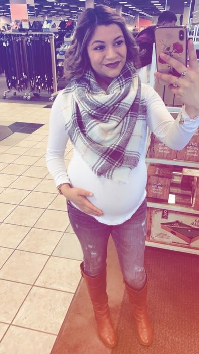 A reviewer wearing the scarf in white and blue.