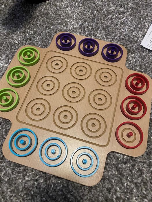 The reviewer has shared an image of the game board, featuring all its vibrant circular rings.