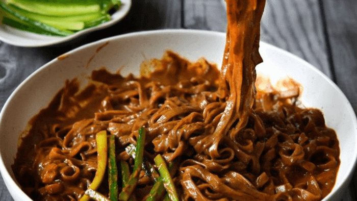 Beijing-style black bean sauce noodles attract food enthusiasts