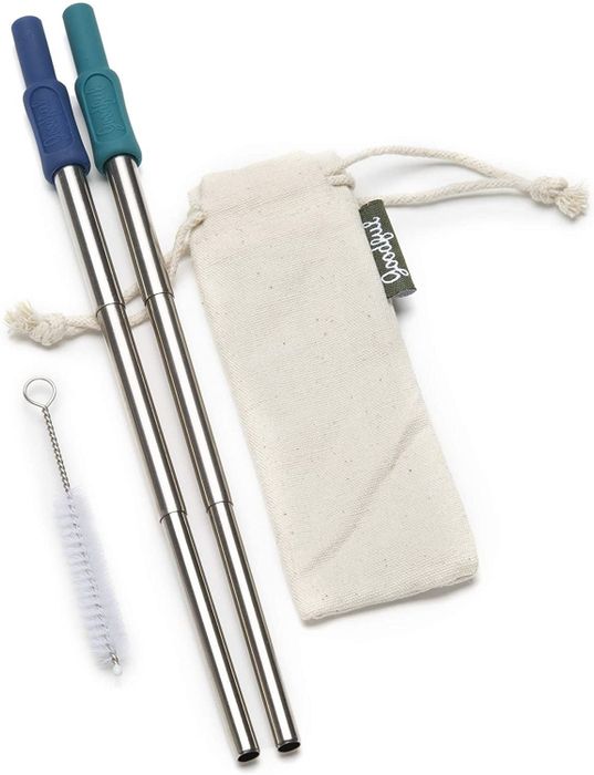 The straws with blue and green silicone tips, accompanied by a cleaning brush and a carrying pouch.