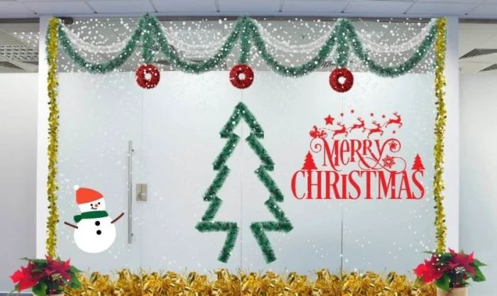 Trang trí cửa kính Noel bằng dây kim tuyến đơn giản và hiệu quả
