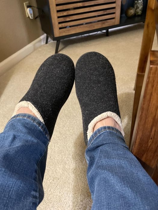 Image of the slippers shared by a reviewer.