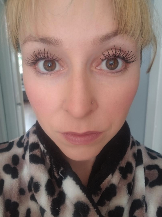 The reviewer showcases long, beautifully fanned-out lashes, enhanced by mascara.