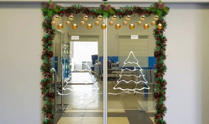 Cách trang trí cửa kính Noel với dây kim tuyến