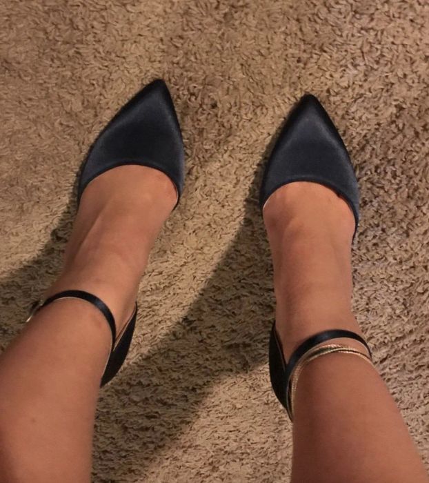 reviewer showing the ankle boot's heel