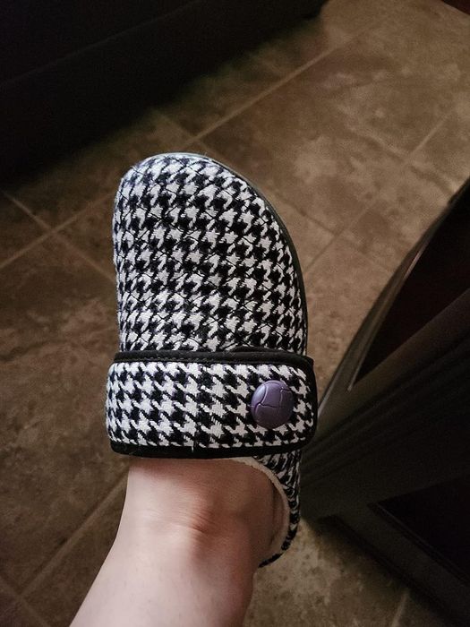 A reviewer’s photo of the stylish Vionic Carlin Slipper.