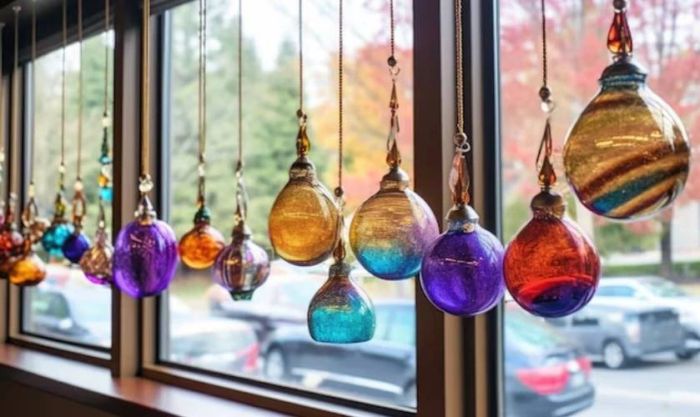Treo các quả châu để trang trí cửa kính Noel đơn giản mà hiệu quả