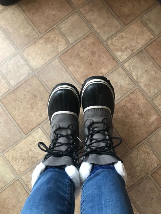 reviewer showing the top view of the boots